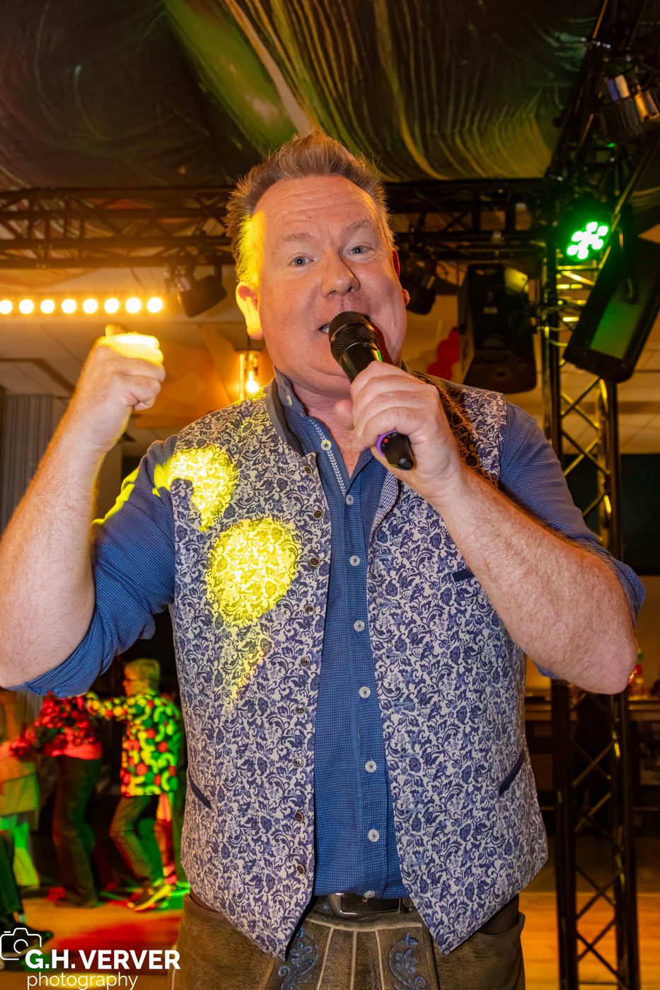 Ronald van KRYNER PARTY live op het podium
